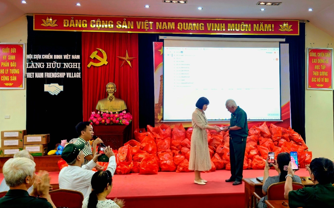 Phòng CTXH tri ân và tặng quà cho gia đình cựu chiến binh Đỗ Đức Địu (tỉnh Quảng Trị)